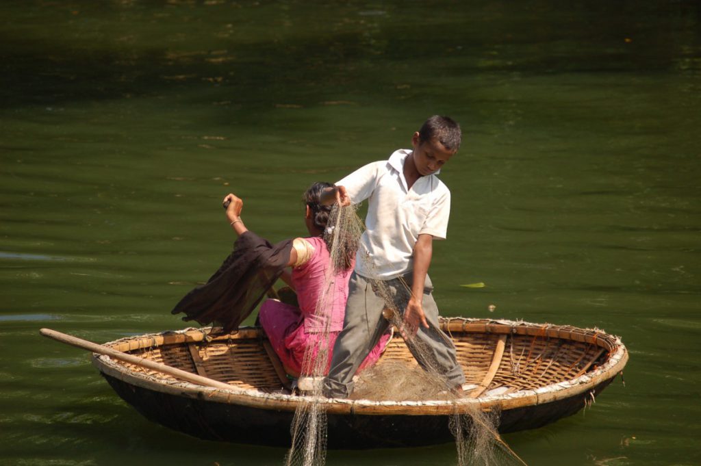 Kinder beim Fischen in den Backwaters