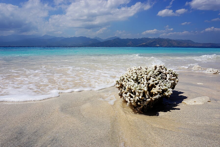 Strand auf Gili Meno, Indonesien, mit Koralle