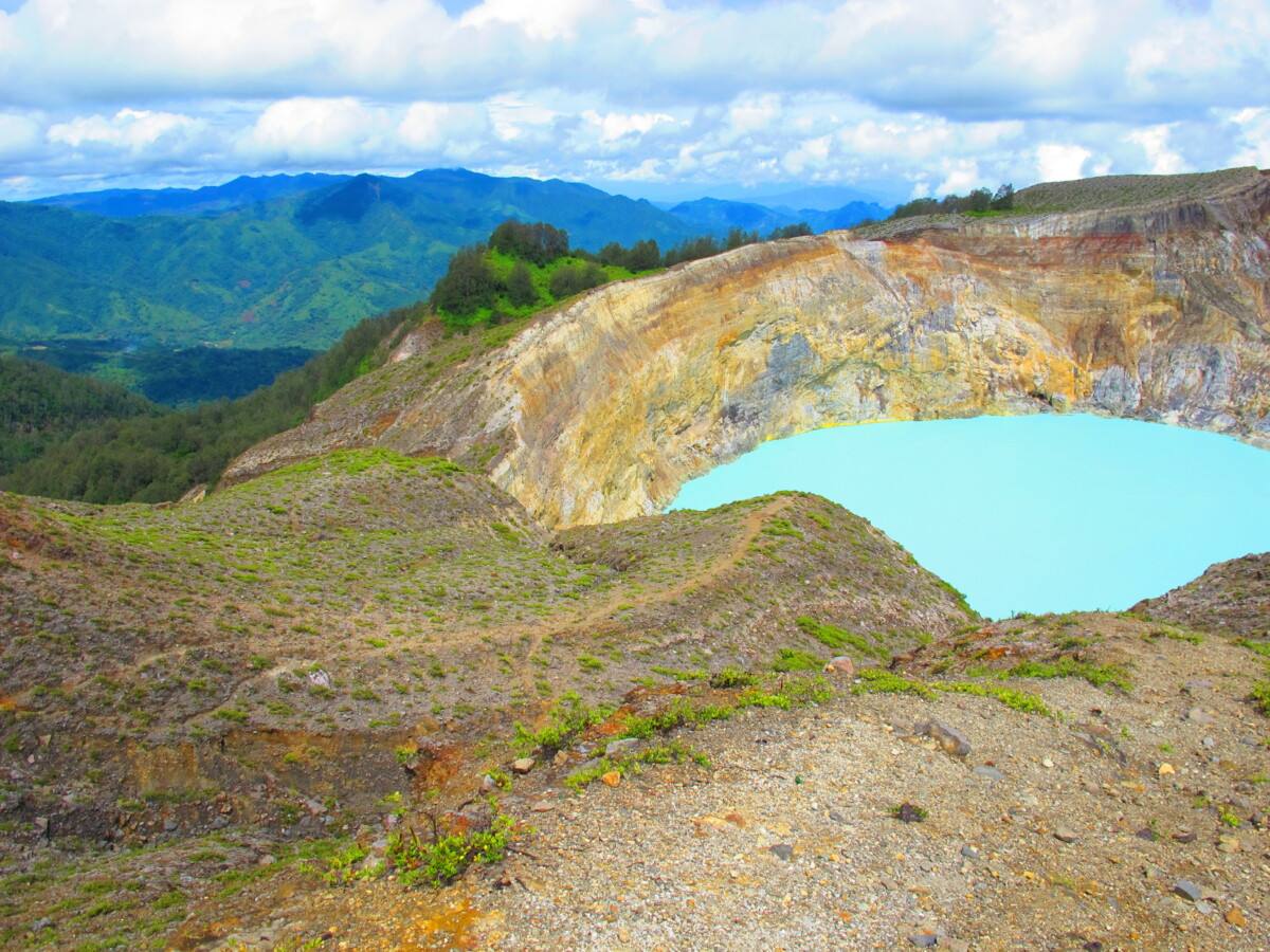 Farbenfrohe Kraterseen des Kelimutu Vulkans