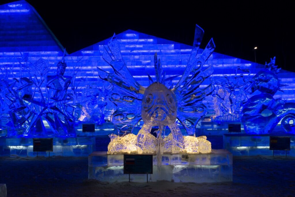
Riesige Gebäude und filigrane Skulpturen aus Eis (© Achim Höfling)