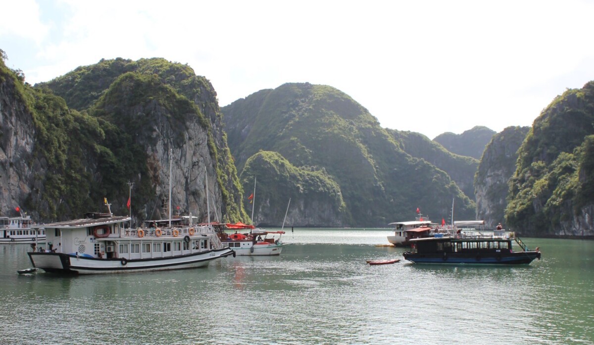 Halong Bay mit Booten