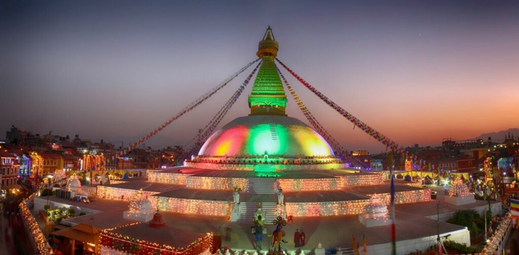 Beleuchtete Boudhanath Stupa (© Muskan Pudasainee)