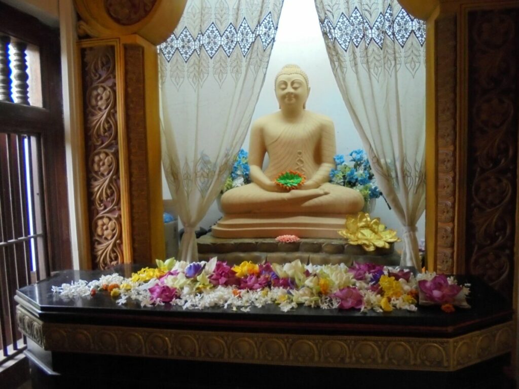 Buddha-Statue am Tempel der Zahnreliquie in Kandy