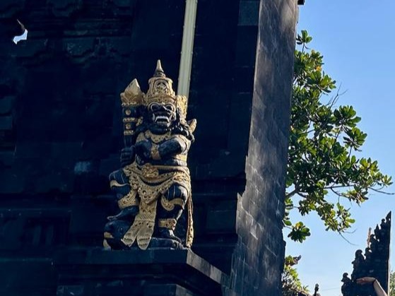 Göttliche Statuen verzieren Balis Tempel