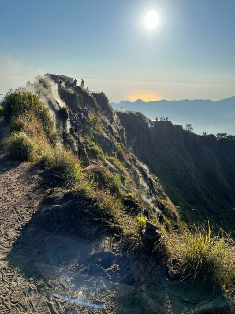 Nebliger Mount Batur, Abdrücke der Wanderer auf ihrer Tour